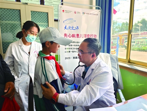 专家团队正给儿童进行先心病筛查